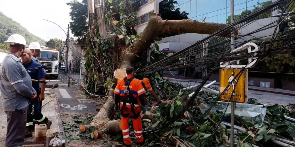 Rede elétrica mais resiliente requer investimento de concessionárias Rede elétrica mais resiliente requer investimento de concessionárias