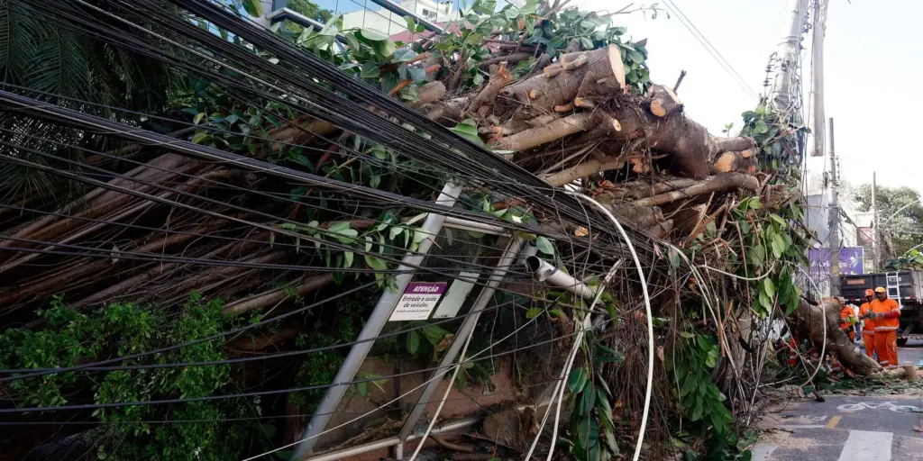 Mais de 200 mil continuam sem energia no Rio após vendaval Mais de 200 mil continuam sem energia no Rio após vendaval