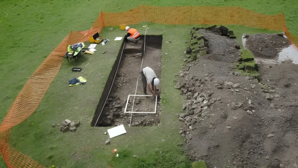 Reformando um celeiro para transformar o espaço em sala de jogos, eletricistas abriram uma vala para passar cabos e encontraram o piso de mosaico de uma villa romana preservada há mais de 1.500 anos sob uma propriedade rural na Inglaterra