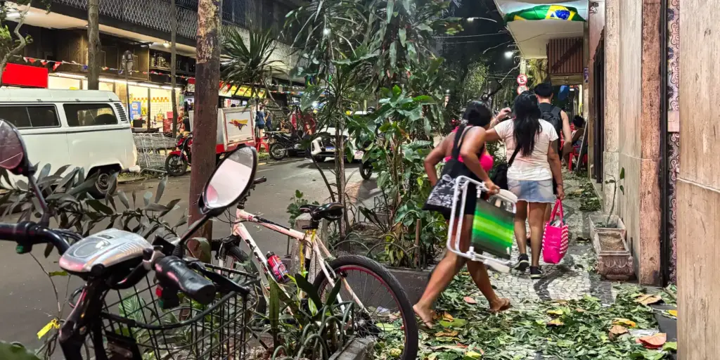 Rio de Janeiro tem duas mortes e um desaparecido depois de ventania Rio de Janeiro tem duas mortes e um desaparecido depois de ventania