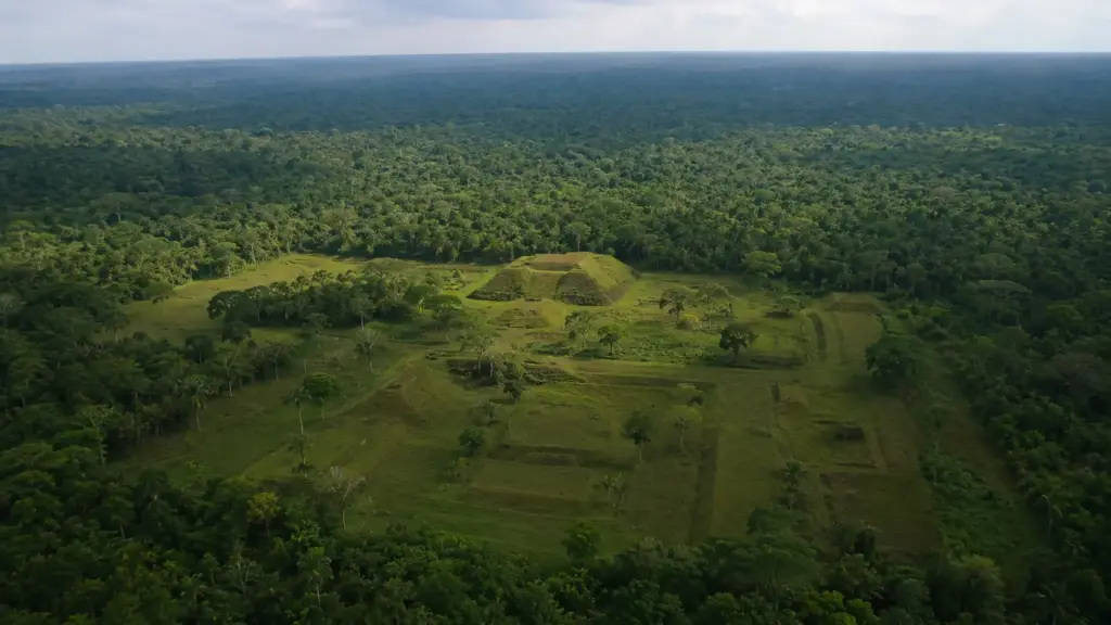 Durante quase dois mil anos ninguém conseguiu enxergar o que existia sob a floresta amazônica; agora, uma tecnologia revela milhares de estruturas arqueológicas ocultas, desafia tudo o que se acreditava sobre a ocupação da Amazônia e indica que uma civilização pré-colonial pode ter reunido até 3 milhões de habitantes