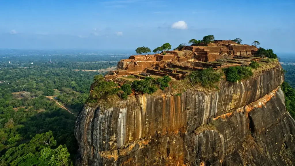 Sri Lanka ergueu um palácio colossal sobre uma rocha de quase 200 metros, transformou Sigiriya em fortaleza real com jardins hidráulicos, escadarias monumentais e pinturas milenares e deixou no alto da montanha uma das cidadelas mais impressionantes do mundo antigo