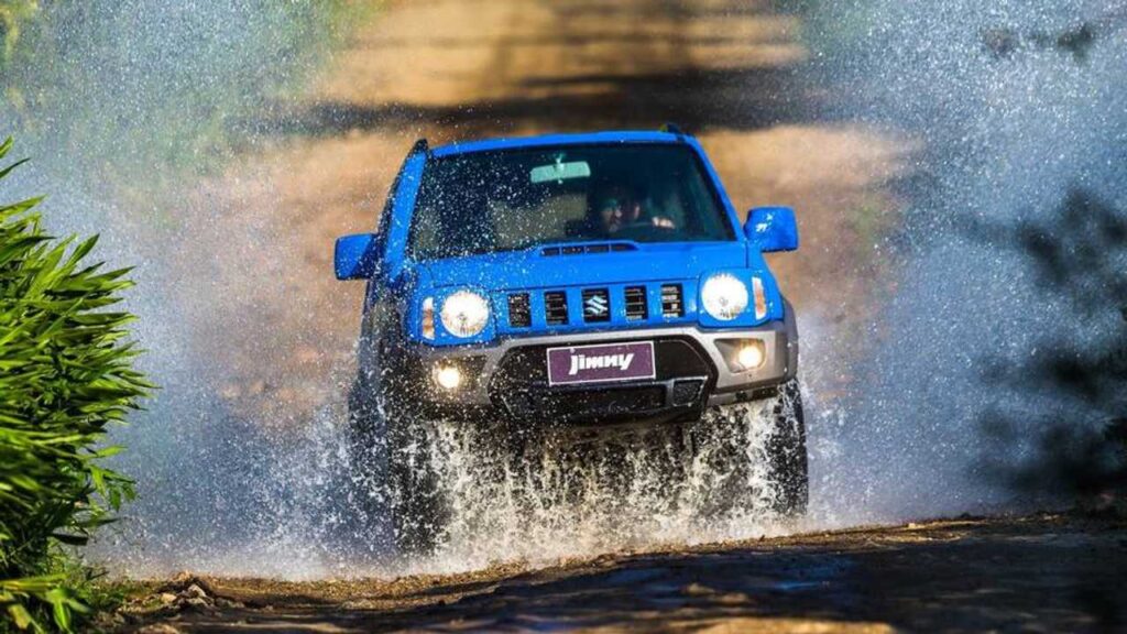 Pequeno japonês enfrenta lama onde SUVs gigantes recuam: Suzuki Jimny 4Sport 2018 tem 4×4 com reduzida, chassi robusto, 200 mm de vão livre e custa cerca de R$ 76 mil usado