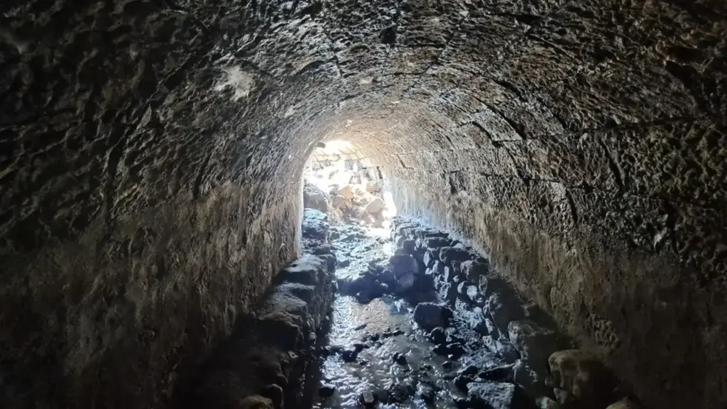 Entre 300 e 400 metros de extensão, canal romano subterrâneo encontrado na Turquia possui passagem de dois metros, túnel central de 1,2 metro e plataformas laterais, mas acabou reaproveitado como esgoto depois de possivelmente transportar água limpa