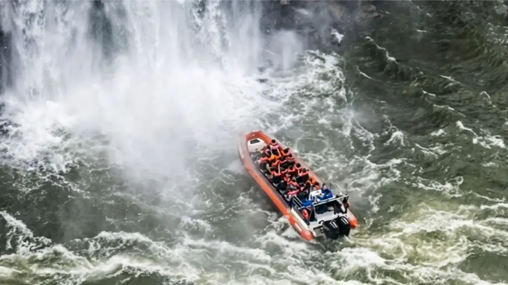 Turista holandês morre após barco do Macuco Safari virar nas Cataratas do Iguaçu: passeio em família termina em tragédia e ICMBio suspende atividade náutica por três dias no Paraná Turista holandês morre após barco do Macuco Safari virar nas Cataratas do Iguaçu: passeio em família termina em tragédia e ICMBio suspende atividade náutica por três dias no Paraná