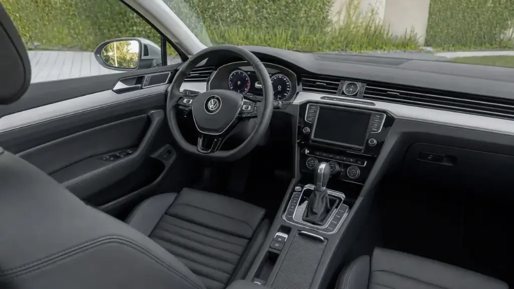 Custando menos que um Virtus 0 km: Com motor 2.0 TSI turbo de 220 cv, câmbio automático DSG de 6 marchas, porta-malas de 586 litros e suspensão adaptativa, este sedã executivo surpreende pelo desempenho, conforto e custo-benefício: conheça o Volkswagen Passat Highline 2019