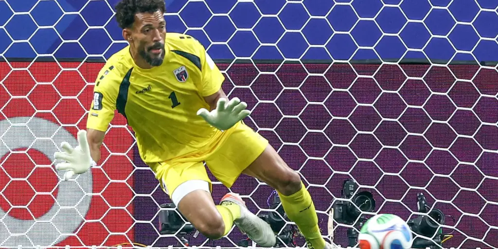 Vozinha, goleiro de Cabo Verde na Copa, acerta com Colo Colo do Chile Vozinha, goleiro de Cabo Verde na Copa, acerta com Colo Colo do Chile