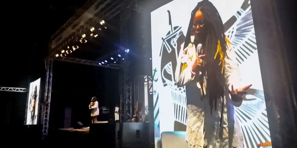 “Racismo foi reduzido a chamar alguém de macaco”, critica escritora