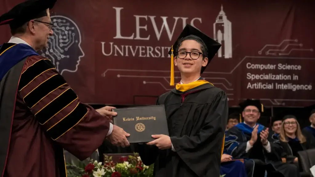 Com apenas 15 anos, o jovem Benyamin ainda não pode dirigir, mas ele concluiu o mestrado em Inteligência Artificial após entrar na faculdade aos 9, tornando-se o mestre mais jovem em quase 100 anos de história da Lewis University Com apenas 15 anos, o jovem Benyamin ainda não pode dirigir, mas ele concluiu o mestrado em Inteligência Artificial após entrar na faculdade aos 9, tornando-se o mestre mais jovem em quase 100 anos de história da Lewis University