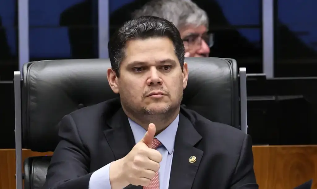 Alcolumbre destrava PEC do fim da 6×1 após conversas com Lula