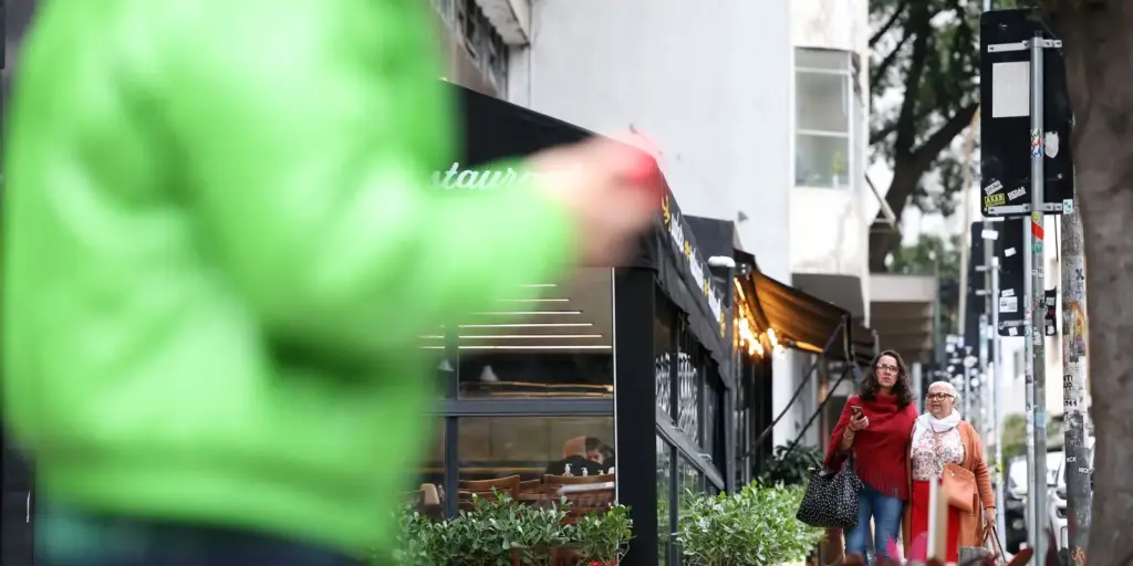 Frente fria leva chuva e ventania à capital paulista e áreas do estado Frente fria leva chuva e ventania à capital paulista e áreas do estado