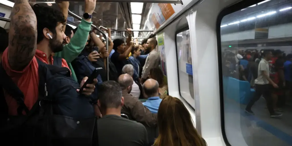 Trens e metrô adiantam horário de pico no Rio com previsão de ventania Trens e metrô adiantam horário de pico no Rio com previsão de ventania