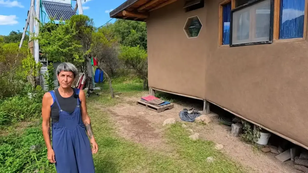 Aos 42 anos, ex-professora Jessica largou a cidade e foi morar em casa de palha e barro que construiu na montanha após largar Buenos Aires e o salário: “Eu tinha meu salário garantido e abri mão de tudo” Aos 42 anos, ex-professora Jessica largou a cidade e foi morar em casa de palha e barro que construiu na montanha após largar Buenos Aires e o salário: “Eu tinha meu salário garantido e abri mão de tudo”