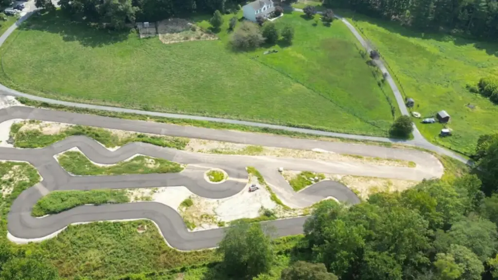 Pai gasta US$ 100 mil para construir pista de kart no quintal em Maryland e ajudar o filho a treinar, mas acaba arrumando um grande problema com os vizinhos