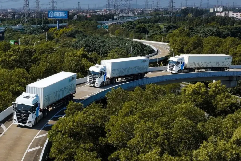 A resposta da China à escassez de caminhoneiros já está rodando: comboios de caminhões elétricos autônomos onde um único motorista comanda cinco veículos ao mesmo tempo