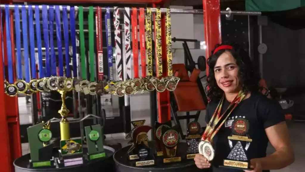 Jovem brasileira vira inspiração aos 23 anos e pesando 57 kg ao erguer pouco mais de quatro vezes o próprio peso: brasileira chega a 230 kg no levantamento terra Jovem brasileira vira inspiração aos 23 anos e pesando 57 kg ao erguer pouco mais de quatro vezes o próprio peso: brasileira chega a 230 kg no levantamento terra