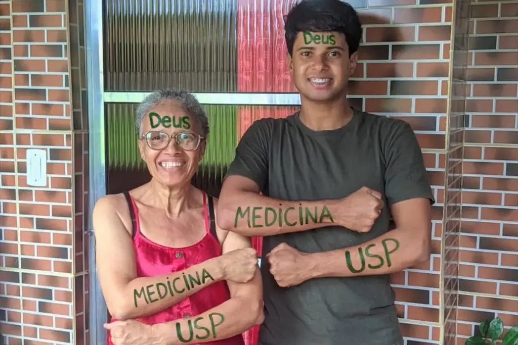 Filho de pedreiro e empregada doméstica estudou em escola pública, usou apostilas doadas e aulas gratuitas, entrou em Medicina na Uneb, mas manteve vivo o sonho da USP e passou cinco anos numa rotina que começava às 5h e só terminava às 23h, até conquistar o 1º lugar em Medicina pelo Enem