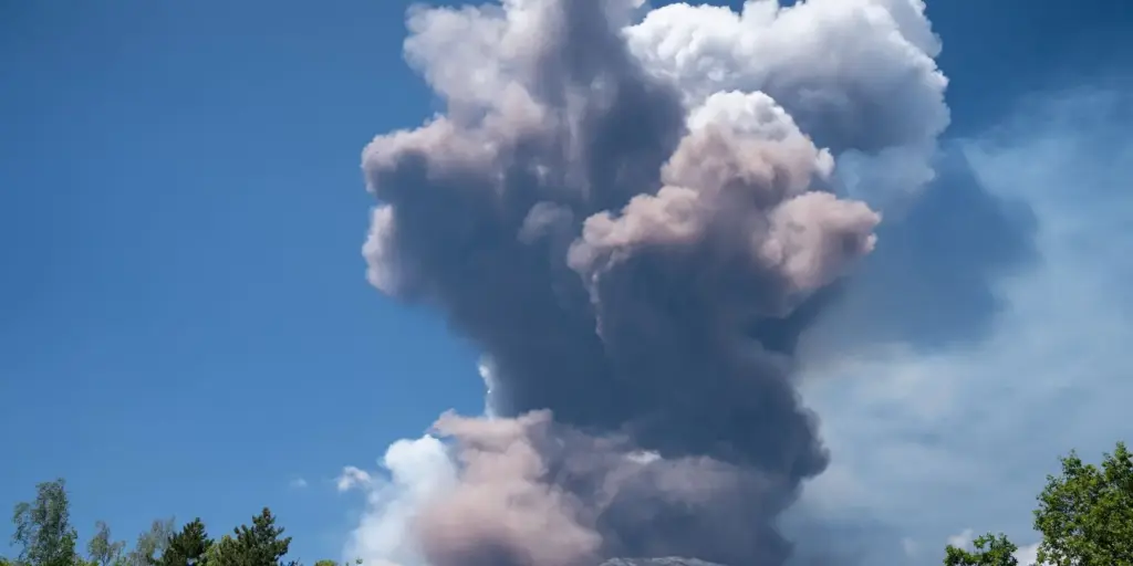 Erupção do Etna prolonga fechamento de aeroporto na Sicília