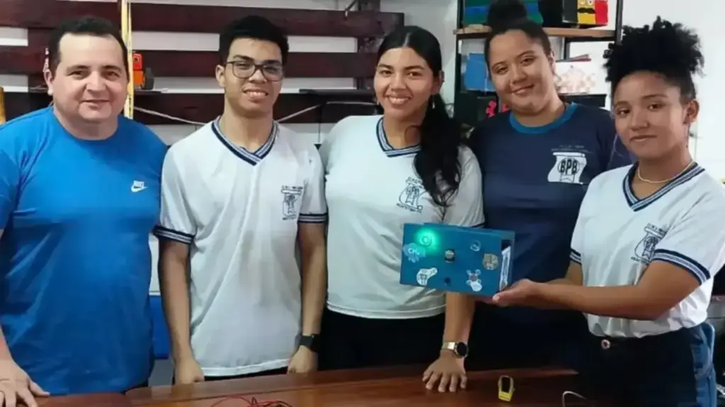 Estudantes paraenses de escola estadual usam miriti, sucata e programação para criar robô que detecta gás metano e transforma tecnologia de baixo custo em ferramenta de sustentabilidade