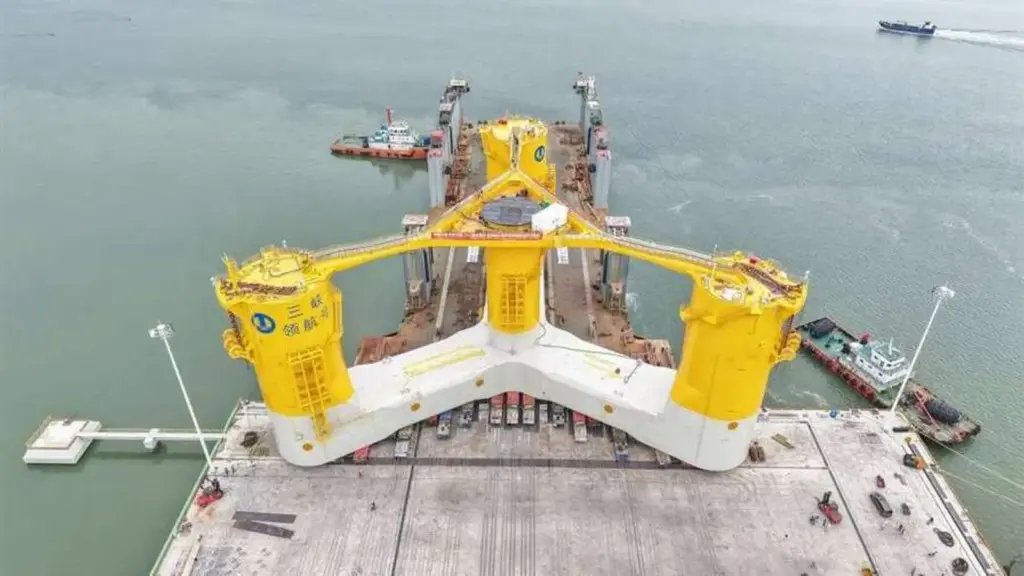 Foi preciso um veículo colossal com 244 linhas de eixos SPMT para transportar fundação de 7.500 toneladas e 91 metros de largura de turbina eólica de 16 MW Foi preciso um veículo colossal com 244 linhas de eixos SPMT para transportar fundação de 7.500 toneladas e 91 metros de largura de turbina eólica de 16 MW