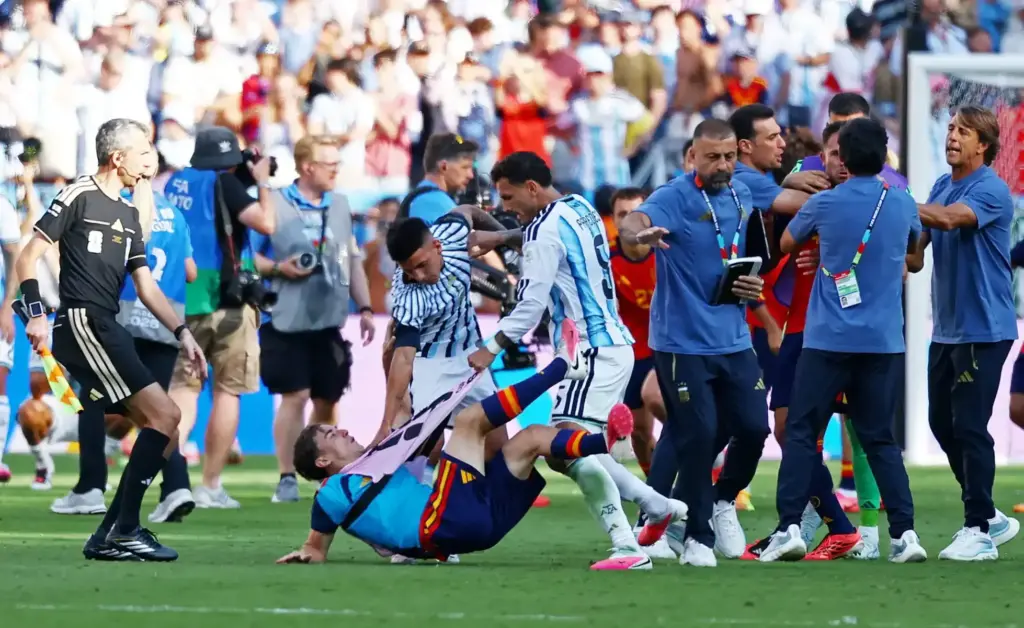 Fifa pune Argentina por faixa das Malvinas e atos discriminatórios da torcida