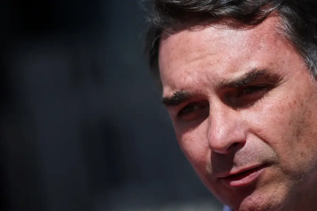 Flávio Bolsonaro confirma presença em sabatina do Jornal Nacional Flávio Bolsonaro confirma presença em sabatina do Jornal Nacional