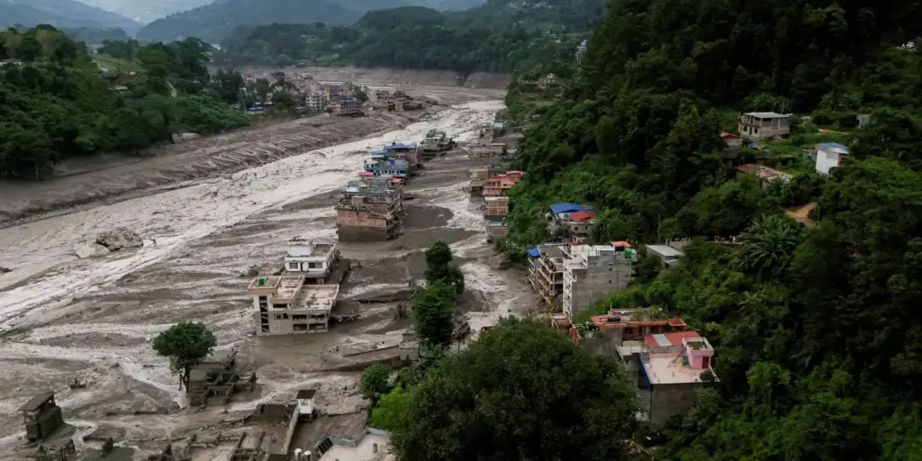 Nepal monitora dois lagos; risco de enchentes persiste