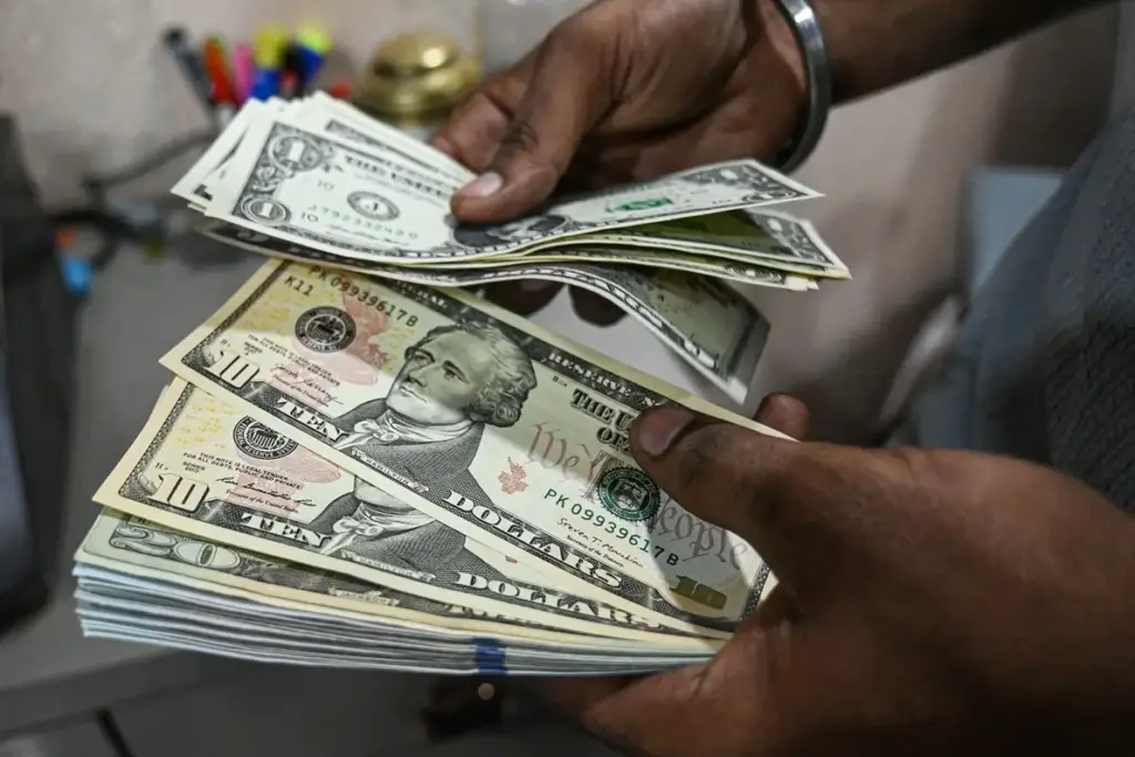 Dólar hoje cai 0,44%, a R$ 5,10, contrariando exterior após Copom e alta do petróleo