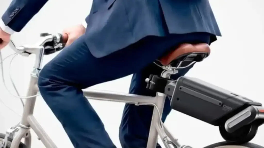 Sem mexer na corrente ou estrutura, este dispositivo transforma sua bicicleta comum em elétrica, entrega até 500 W de potência, chega a 32 km/h, roda até 50 km e é fácil de instalar