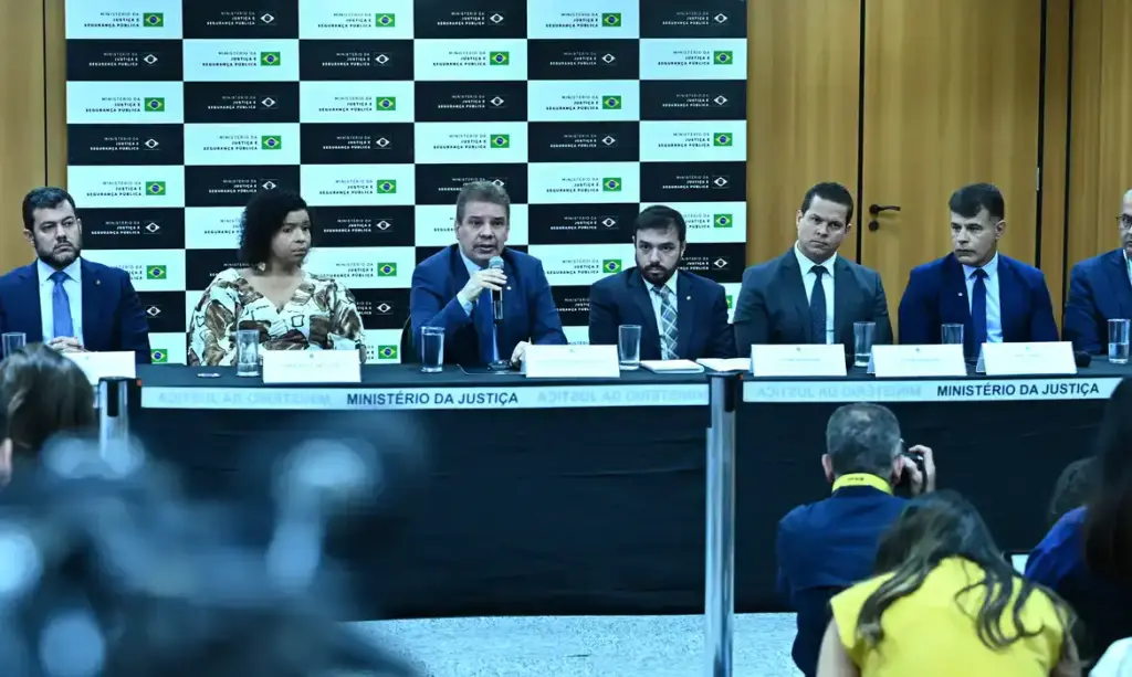 Operação Lívia combate rede que induzia jovens a suicídio na internet