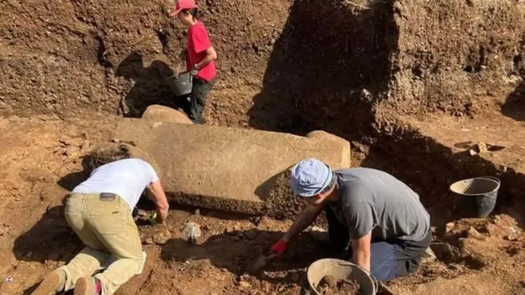 Arqueólogos ficam espantados com sarcófago de 5 toneladas que ficou intacto por séculos a 3 metros de profundidade na Croácia e, quando aberto, revelou o sepultamento de um único indivíduo