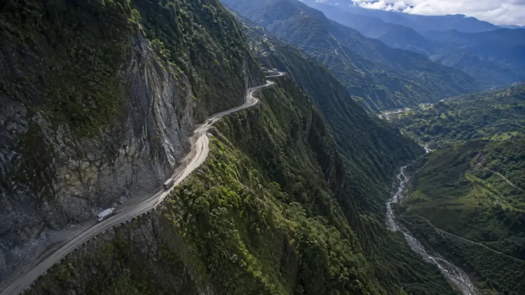 Estrada mais perigosa das Filipinas chega a 2.255 metros de altitude, corta montanhas entre abismos, neblina intensa e enfrenta deslizamentos frequentes durante a temporada de chuvas