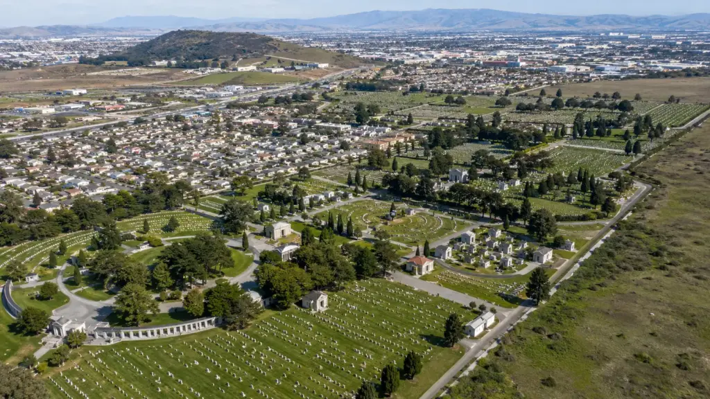 Na cidade onde os mortos superam os vivos em quase 900 para 1, moradores convivem cercados por cemitérios, túmulos famosos e uma economia ligada à “indústria da morte”