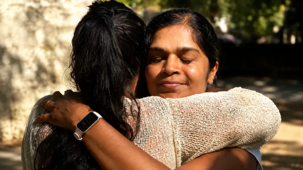 Duas indianas adotadas por famílias holandesas se conhecem em 1996, perdem contato por 15 anos e teste de DNA revela que eram irmãs biológicas