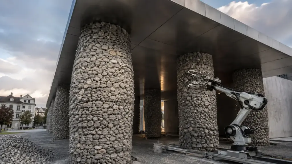Trinta toneladas de pedras soltas e 120 quilômetros de barbante viraram onze colunas sem cimento, sustentaram um telhado de oito toneladas e puderam ser reaproveitadas na Suíça