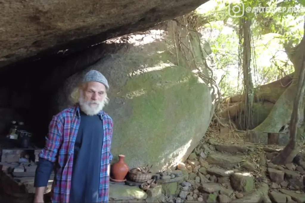 Adeus, tijolos: brasileiro vive há mais de 30 anos numa caverna no litoral de Santa Catarina, sem aluguel, sem conta de luz e com o mar como quintal