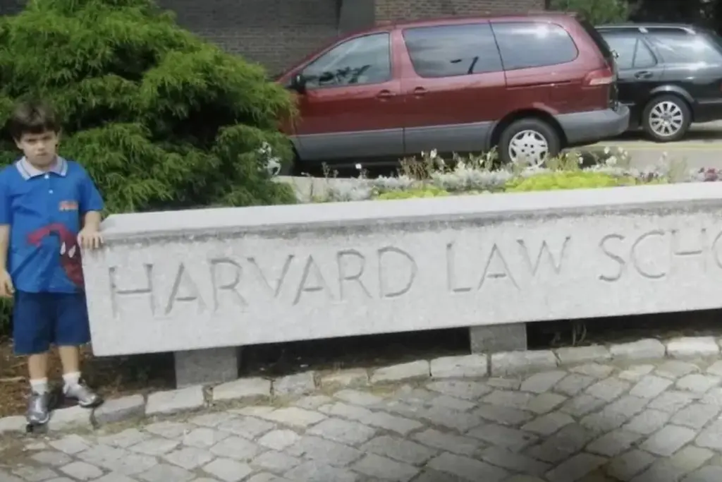 Advogado brasileiro de 19 anos recebeu uma carta de Harvard dizendo que ele seria o membro mais jovem da história do programa, e antes disso já tinha feito sustentação oral no STF ainda aos 18 Advogado brasileiro de 19 anos recebeu uma carta de Harvard dizendo que ele seria o membro mais jovem da história do programa, e antes disso já tinha feito sustentação oral no STF ainda aos 18