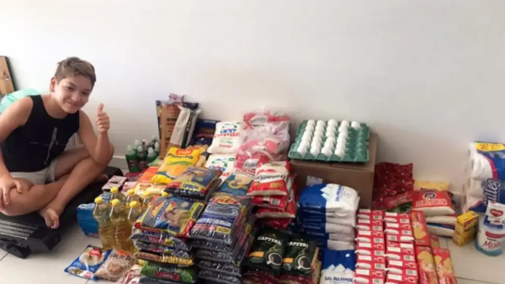Aos 11 anos, menino começa a preparar pavês com ingredientes da despensa, vende mais de 100 unidades por R$ 5, junta R$ 500 às doações dos vizinhos e ajuda a transformar a mobilização em quase 100 cestas básicas entregues pessoalmente a famílias de uma comunidade do Rio de Janeiro