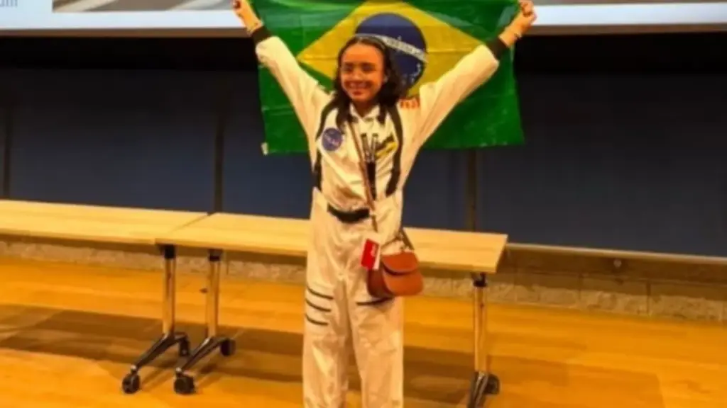 Aos 12 anos, estudante brasileira com mais de 60 premiações científicas chega a Nova York, enfrenta jovens de 54 países, fica entre os 10% com maiores notas em olimpíada internacional de Matemática e conquista medalha de ouro inédita para Barcarena