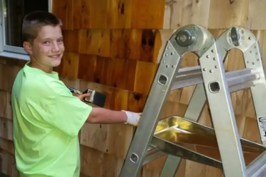 Aos 13 anos e entediado nas férias, menino juntou R$ 8 mil cortando grama, obedeceu às três regras impostas pelos pais e construiu sozinho no quintal uma minicasa com 75% de material reaproveitado, TV, micro-ondas e cama no mezanino
