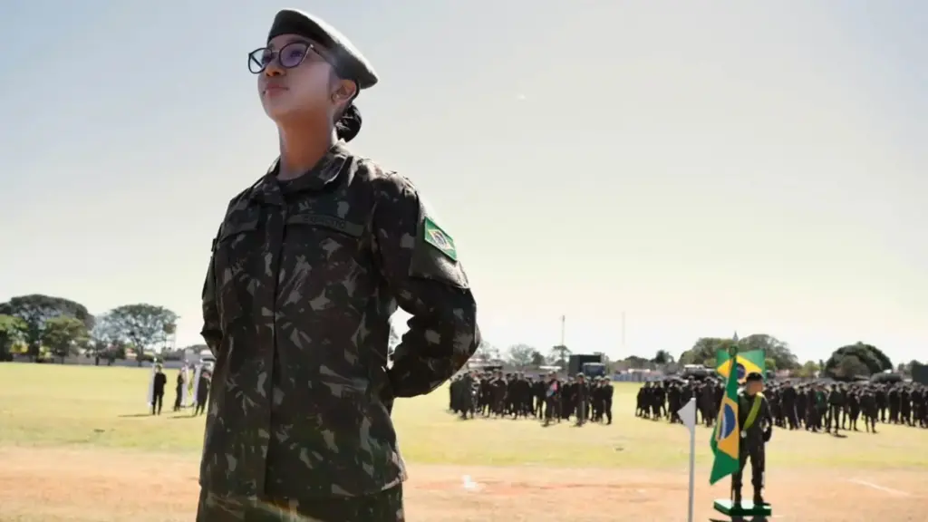 Aos 18 anos, Thaysa Gonçalves segue os passos do pai e do avô, ingressa na primeira turma do Serviço Militar Feminino do Exército em Campo Grande e faz o Juramento à Bandeira ao lado de mais de 400 soldados, após sonhar com a carreira militar desde a escola