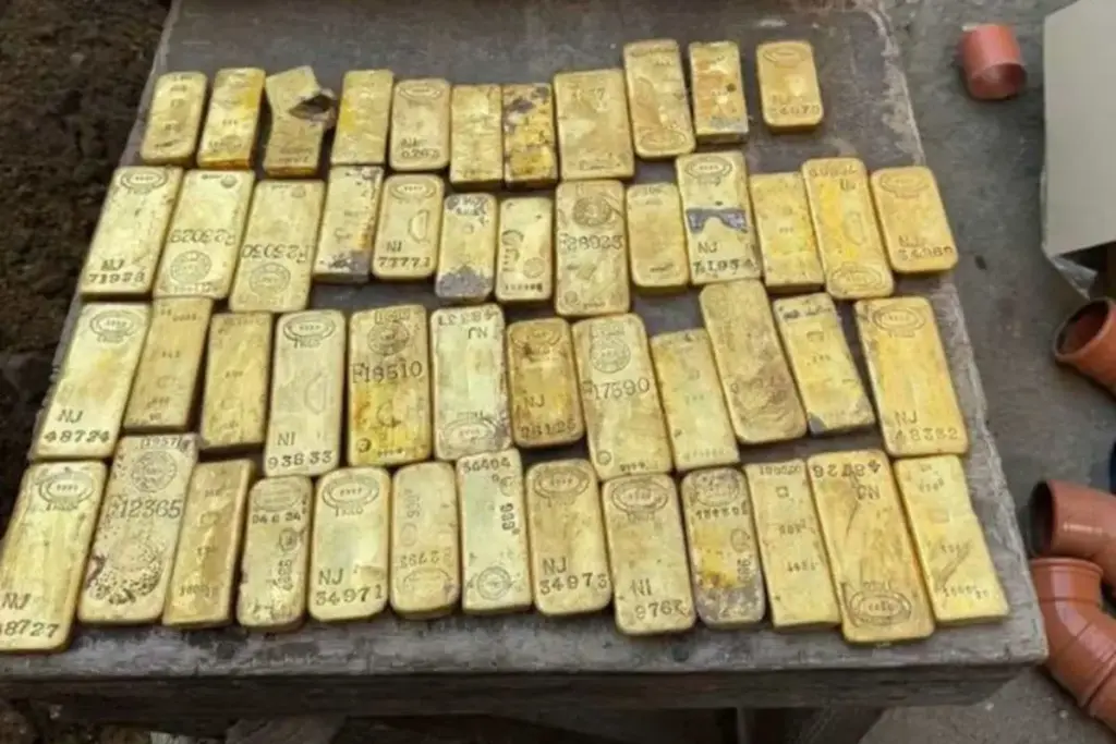 Aos 18 anos, operário fura parede durante reforma e encontra 49 barras de ouro de cerca de 1 kg e 4 mil moedas, tesouro avaliado em € 9 milhões, equivalente a R$ 51 milhões, que agora está sob investigação para identificar o verdadeiro dono