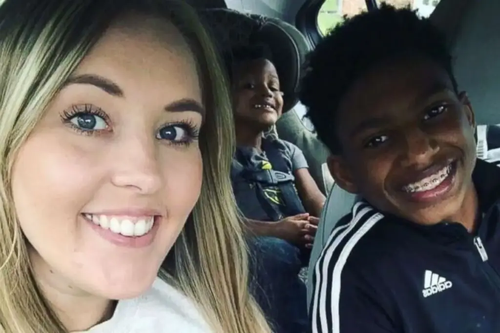Aos 22 anos, professora solteira da Louisiana ouve de um aluno de 12 anos o pedido para morar com ela, consegue a custódia total dele e do irmão bebê em dois meses, adota os dois com a bênção da mãe biológica e vê o menino virar aluno de quadro de honra.