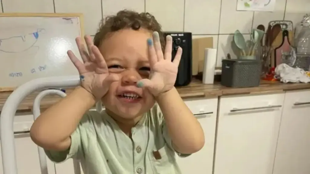 Aos 3 anos, menino brasileiro com QI 141 já lê e escreve frases completas, usa acentos e pontos de interrogação, demonstra raciocínio de uma criança de 6 anos e chama atenção por ter aprendido a ler aos 2 no ABC