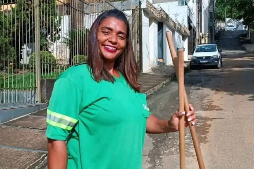 Aos 30 anos, gari que varre as ruas de Manhuaçu das 6h às 16h há uma década e pagou a faculdade em parcelas semestrais com horas extras e bicos de arbitragem no fim de semana vestiu a beca e recebeu o diploma de Direito na Faculdade do Futuro Aos 30 anos, gari que varre as ruas de Manhuaçu das 6h às 16h há uma década e pagou a faculdade em parcelas semestrais com horas extras e bicos de arbitragem no fim de semana vestiu a beca e recebeu o diploma de Direito na Faculdade do Futuro