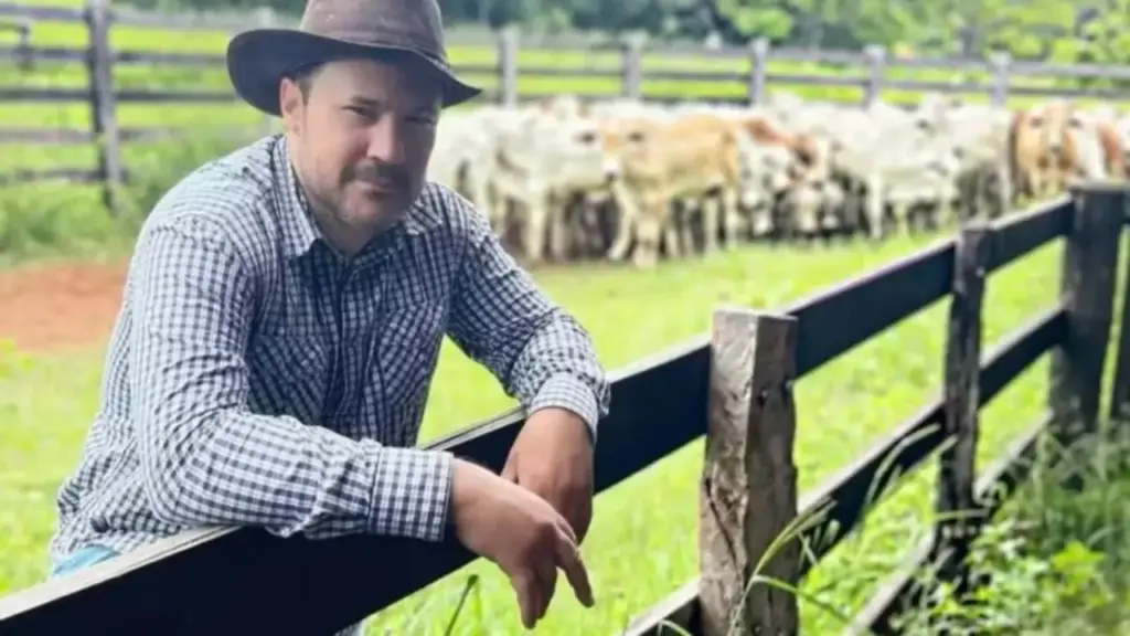Aos 44 anos, João Bosco levou “Chora Me Liga” dos palcos para o campo e batizou com o nome do hit sua fazenda de 197,25 hectares em Mato Grosso do Sul, onde investe no agro há mais de uma década, cria gado Nelore e já chegou a reunir cerca de 600 cabeças na propriedade. Aos 44 anos, João Bosco levou “Chora Me Liga” dos palcos para o campo e batizou com o nome do hit sua fazenda de 197,25 hectares em Mato Grosso do Sul, onde investe no agro há mais de uma década, cria gado Nelore e já chegou a reunir cerca de 600 cabeças na propriedade.