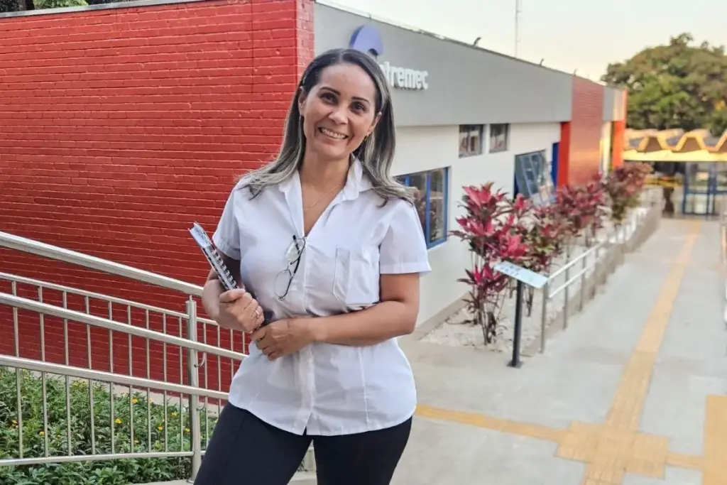 Aos 46 anos, cozinheira que deixou a escola aos 10 por dificuldade de transporte volta a estudar pela EJA, supera vergonha de dividir sala com alunos mais jovens e agora quer cursar Gastronomia, enquanto número de universitários com 40 anos ou mais cresceu 93,84% em 11 anos