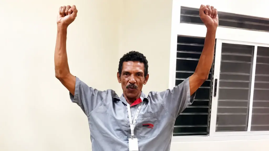 Aos 50 anos, homem que passou anos como andarilho chega sem casa a Belo Horizonte, usa R$ 45 dos R$ 77 que recebia do Bolsa Família para comprar uma apostila e estuda apenas 15 dias: Jusair passou no concurso público e agora trabalha no maior pronto-socorro de Minas Gerais