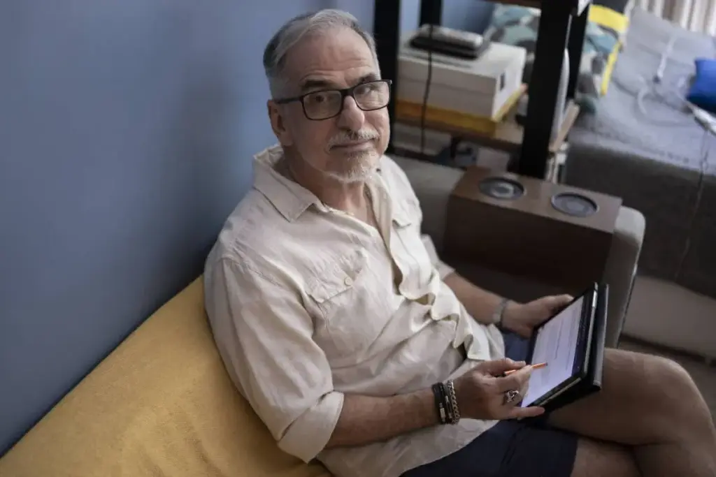 Aos 67 anos e aposentado havia 12 anos, ex-funcionário da Eletrobras estudou quatro horas por dia, enfrentou tentativas, ficou em primeiro antes da formação no CNU e entrou como analista de comércio exterior com remuneração prevista de R$ 20,9 mil Aos 67 anos e aposentado havia 12 anos, ex-funcionário da Eletrobras estudou quatro horas por dia, enfrentou tentativas, ficou em primeiro antes da formação no CNU e entrou como analista de comércio exterior com remuneração prevista de R$ 20,9 mil