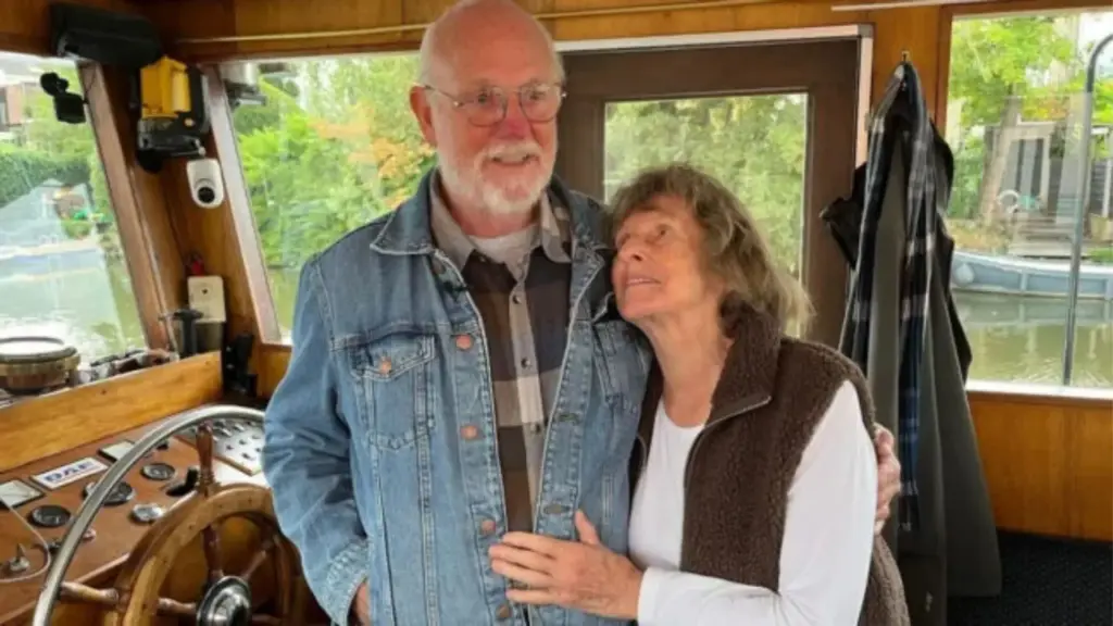 Casal que vive em barco há 50 anos perde conexão de energia usada em Schiedam, leva a embarcação para duas vagas ainda não liberadas pela prefeitura e transforma a mudança em protesto, enquanto cobra uma alternativa após cerca de 23 anos retornando regularmente à cidade holandesa